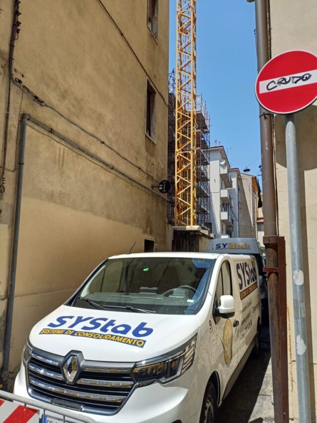 Consolidamento fondazioni, come stabilizzare una gru su terreni compressibili: un caso concreto